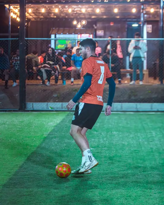 Jugador preparando un pase con el área social al fondo