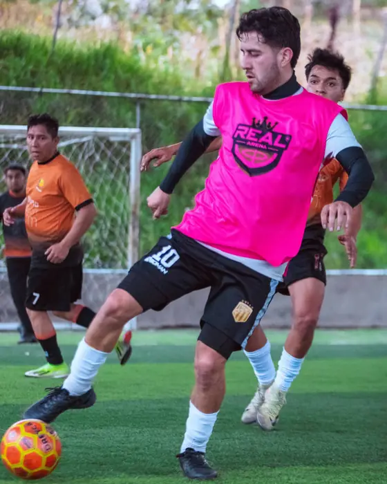 Jugador con la pechera de Real Arena y el número 10